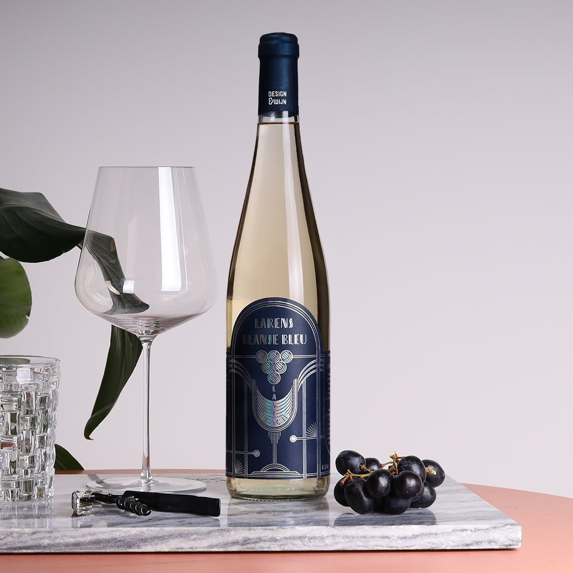 Larens Blanje Bleu - Design & Wijn - art deco wijnetiket Blanc de Noir - witte wijn van rode wijndruiven. Larens Blanje Bleu heeft een art deco wijnetiket