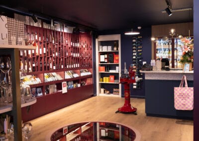 2 Design Wijn Amsterdam Nederlandse wijn en Wijnaccessoires foto door Rose Groot staand