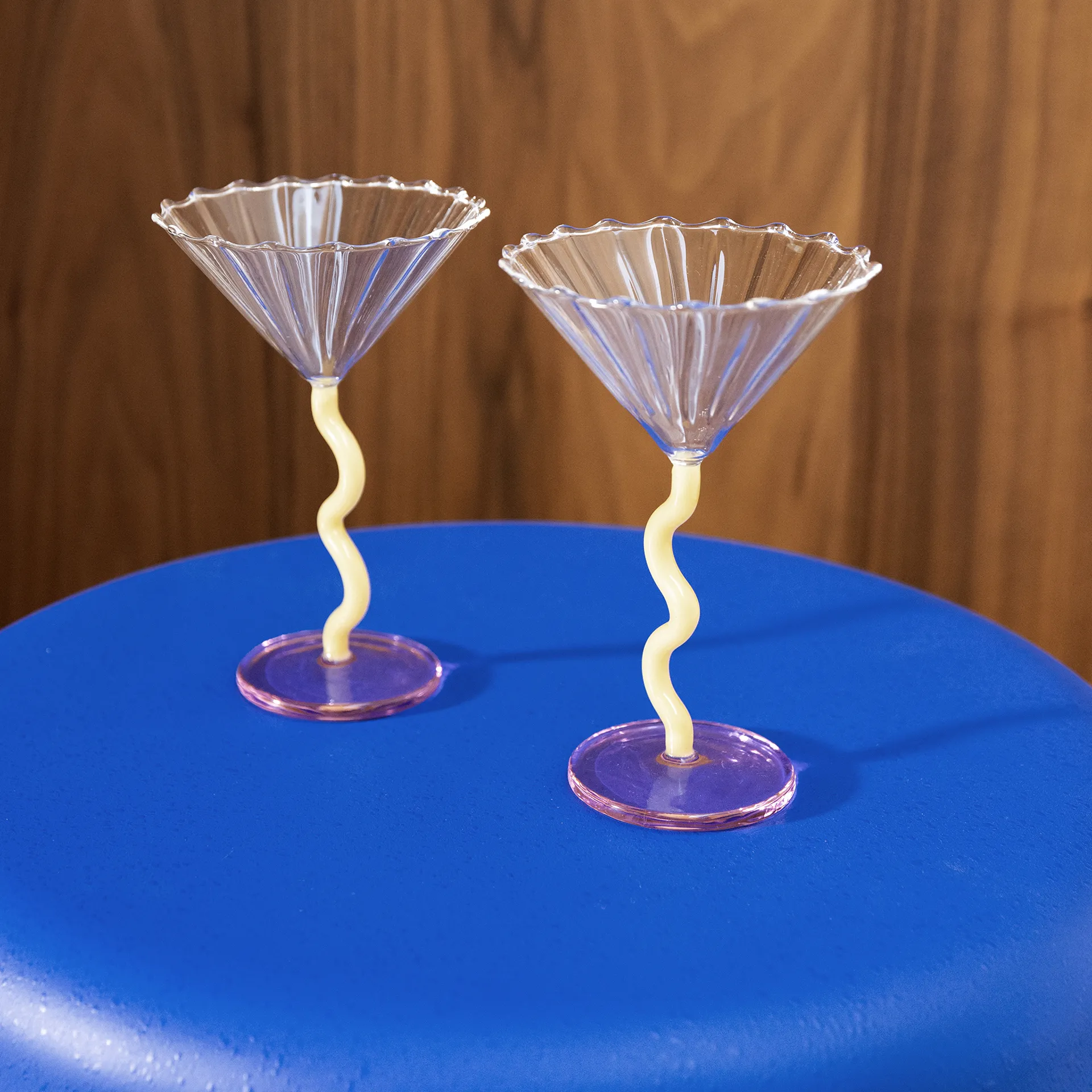 &Klevering | Coupe Curve Caramel | set van 2 - Design & Wijn - Amsterdam - Nederlandse Wijn - Proeverij - Design Accessoires - Cocktailglazen